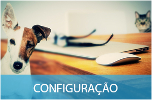 Imagem de um cachorro perto de um notebook, mouse e um óculos, com um gato ao fundo